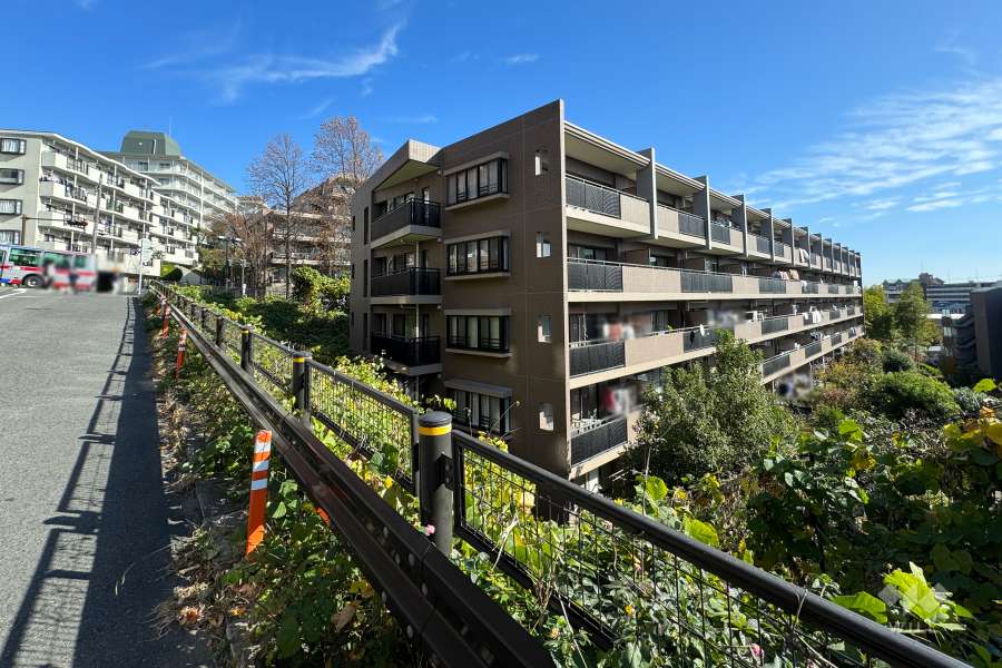 コスモ宮前平ガーデンフォルムの外観（西側から）