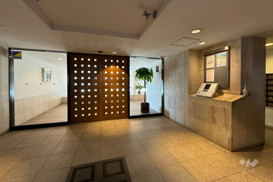 エントランスはオートロック付きです。