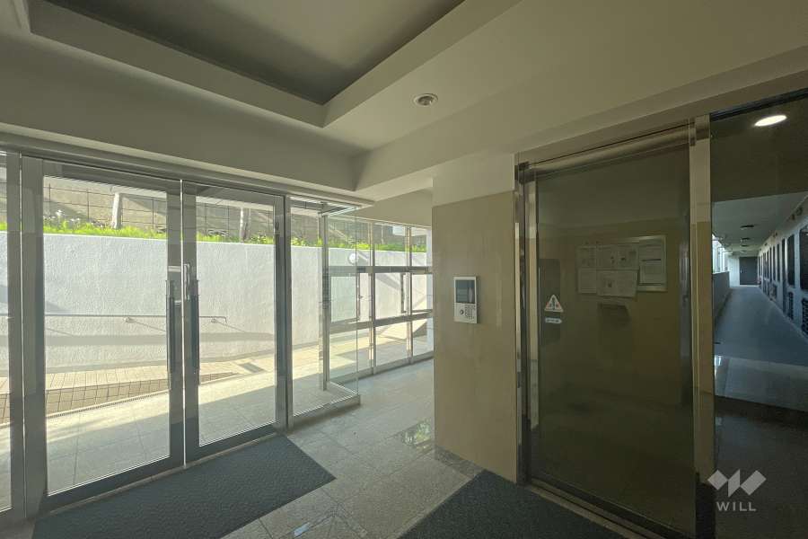 エントランスはオートロック付きです。