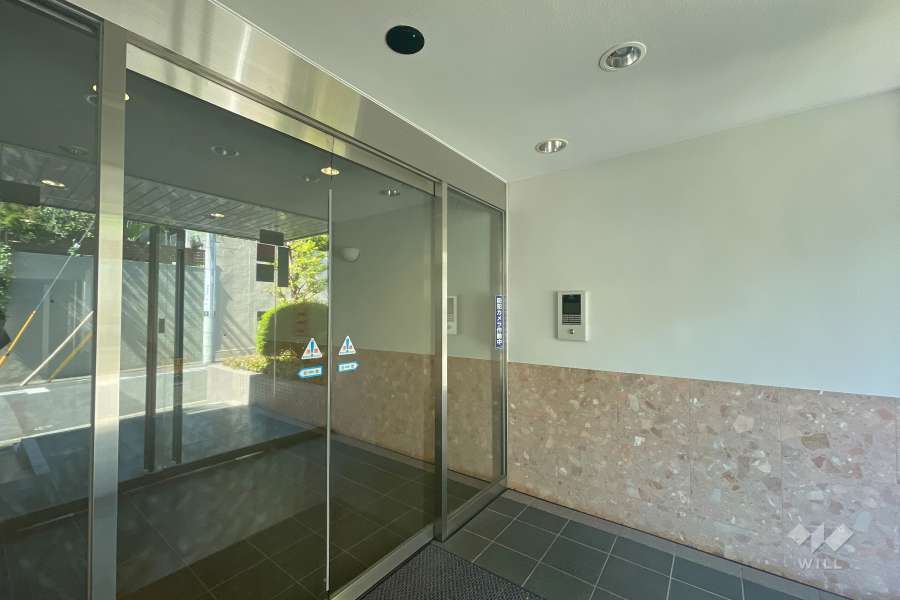 エントランスはオートロック付きです。