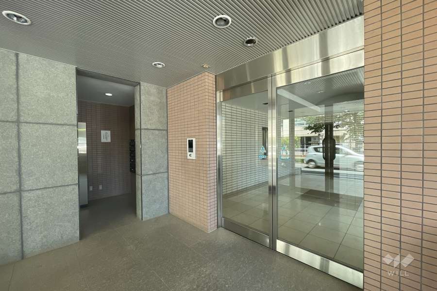 エントランスはオートロック付きです。