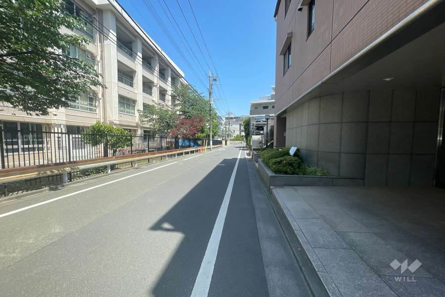 敷地北側の前面道路
