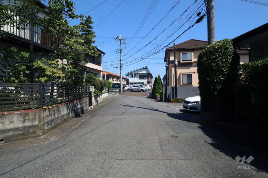 敷地北側の前面道路(南側から)