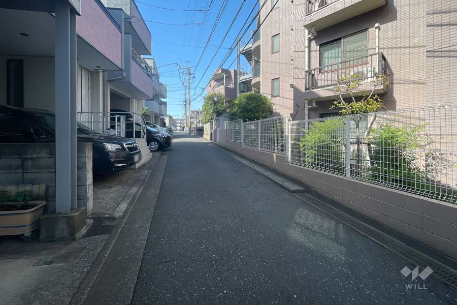 敷地西側の前面道路