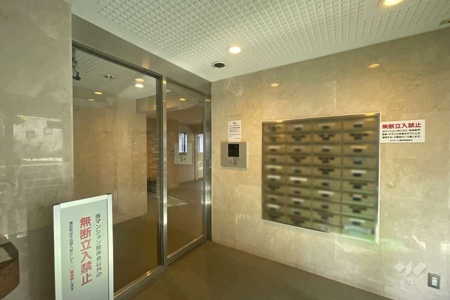 エントランスはオートロック付きです。