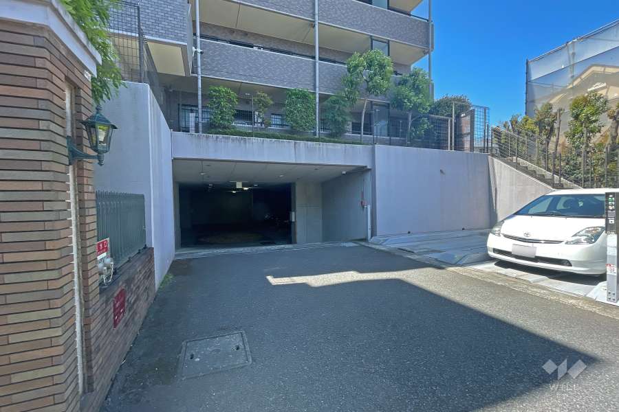 敷地内駐車場（屋外機械式）と屋内駐車場の出入り口