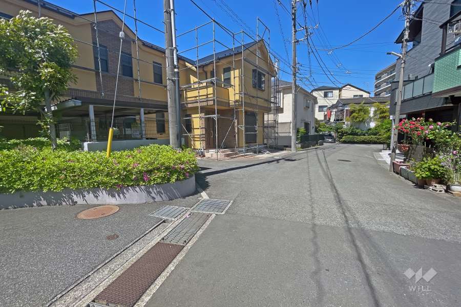 敷地北側の前面道路（東側から）