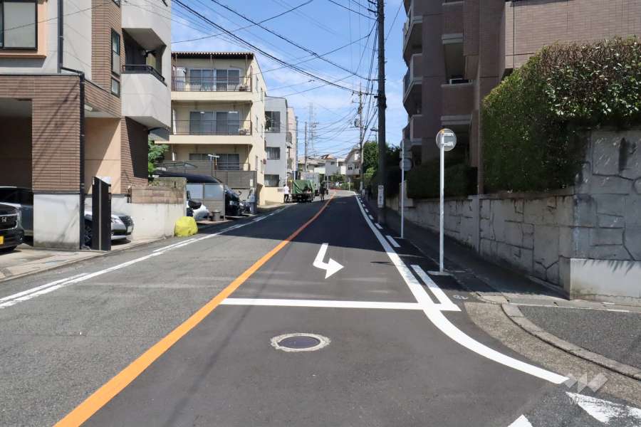敷地南西側の前面道路(南東側から)