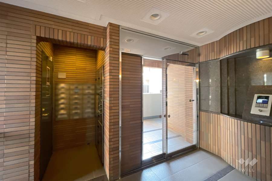 エントランスはオートロック付きです。　