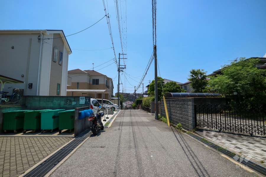 敷地北西側の前面道路（北東側から）
