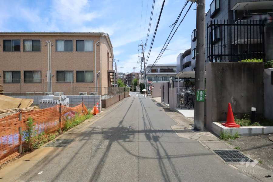 敷地北側の前面道路(西側から)