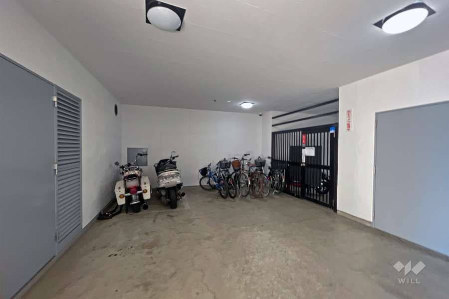 屋内に設けられた駐輪場とバイク置場