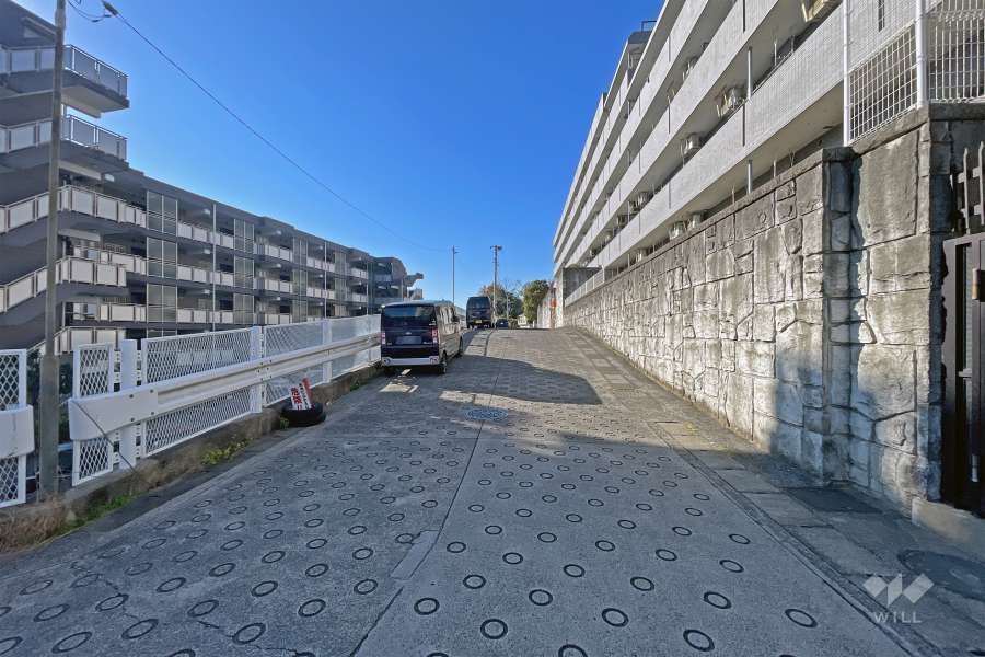 敷地南側前面道路（東側から）