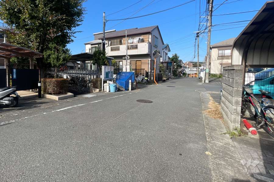 敷地北東側の前面道路（南東側から）