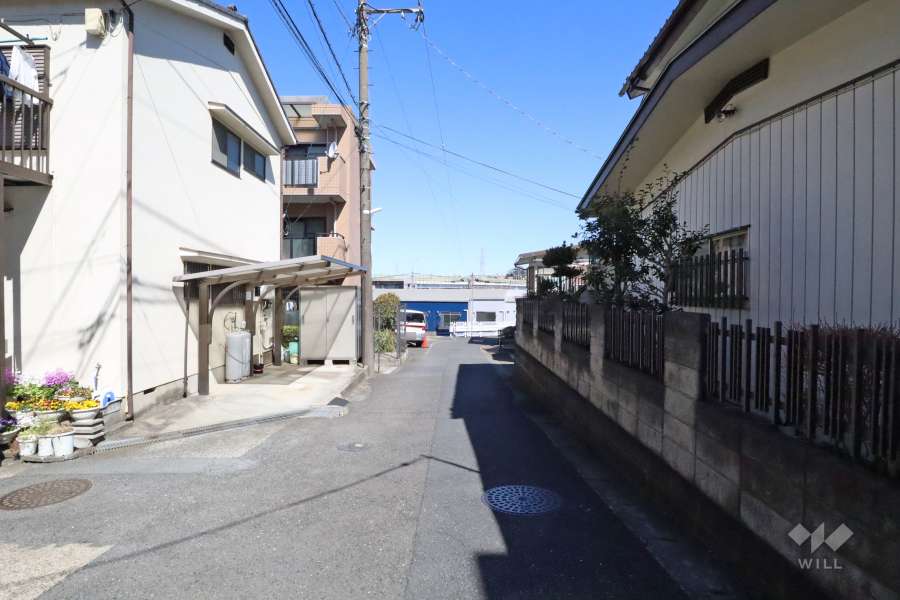 敷地東側の前面道路（南側から）