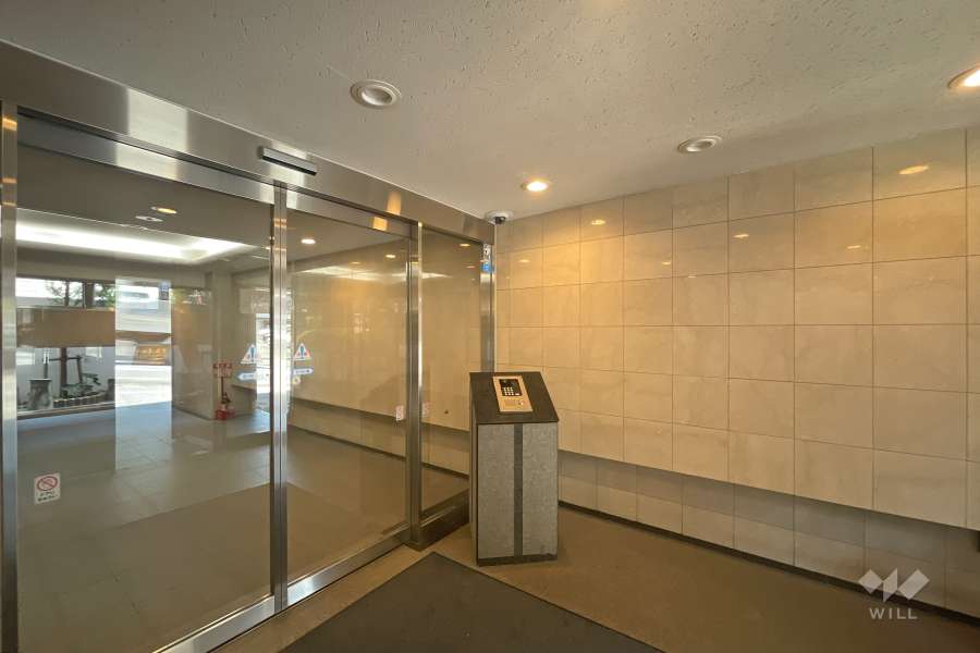 エントランスはオートロック付きです。