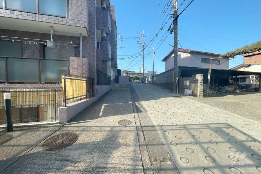 敷地東側の前面道路（南側から）