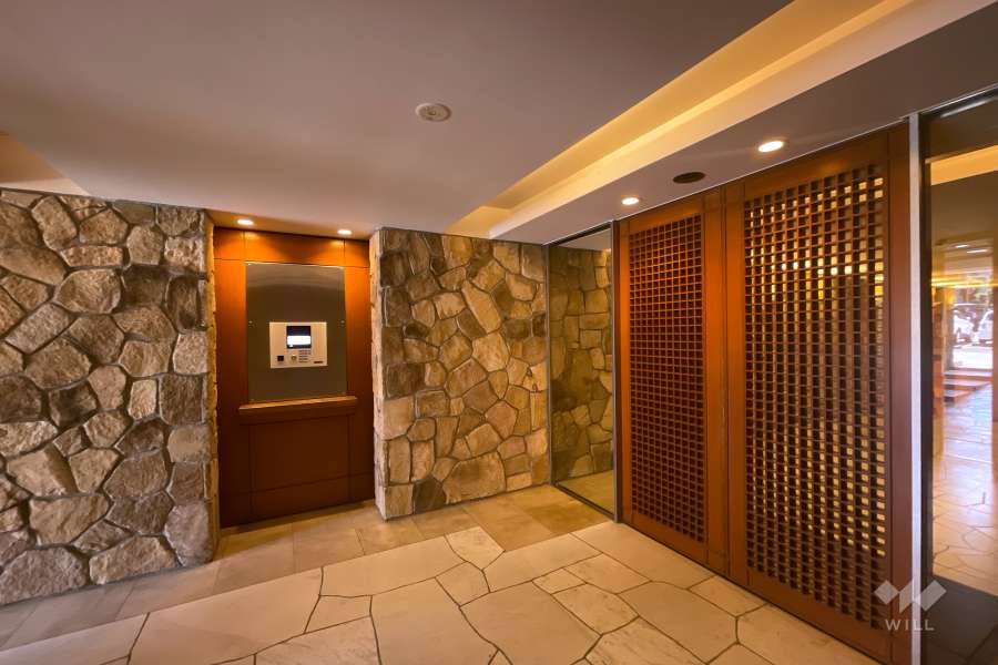 エントランスはオートロック付きです。