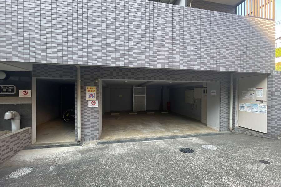 敷地内駐車場（屋内平面式）と駐輪場