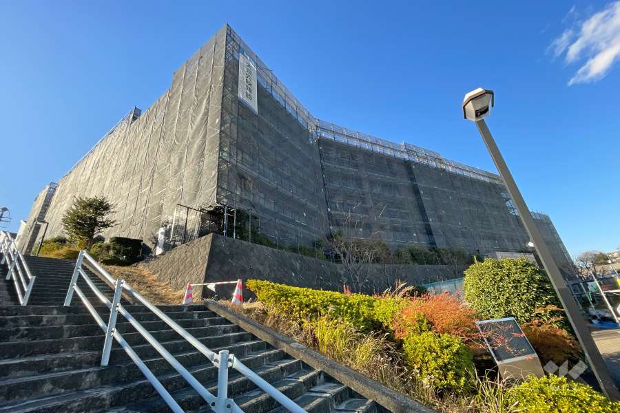 ライオンズマンション宮前平ヒルズの外観（南東側から）※2024年2月現在、大規模修繕工事中