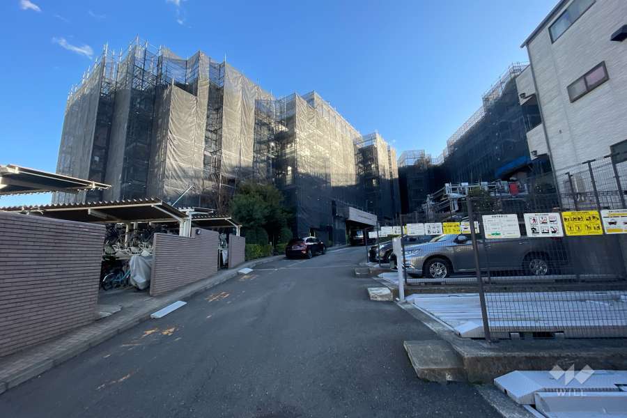 ライオンズマンション宮前平ヒルズの外観（北西側から）※2024年2月現在、大規模修繕工事中