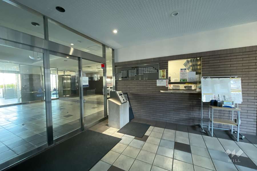 エントランスはオートロック付きです。