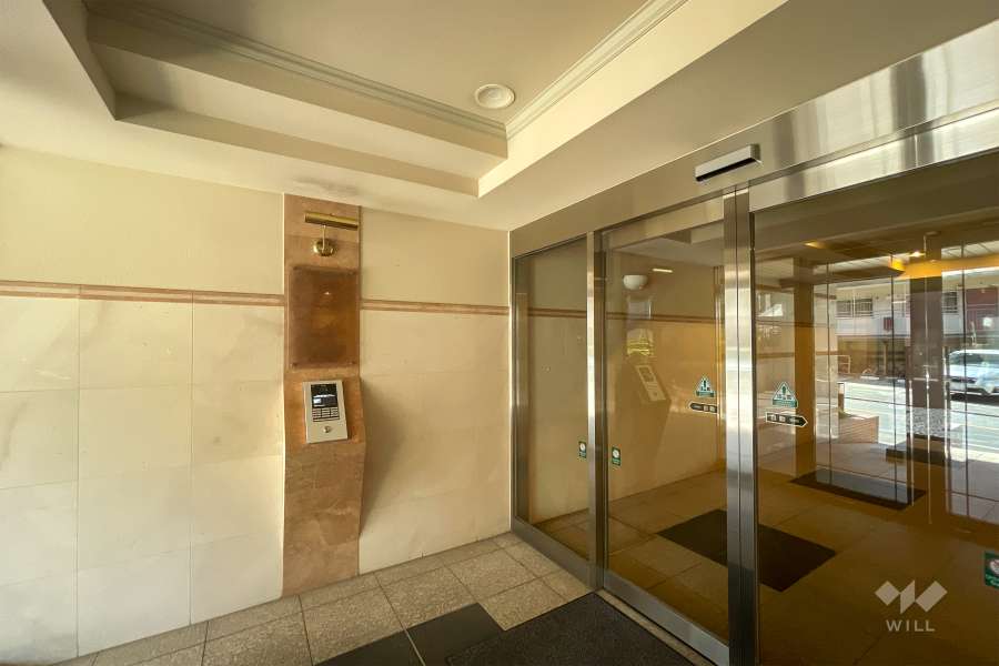 エントランスはオートロック付きです。