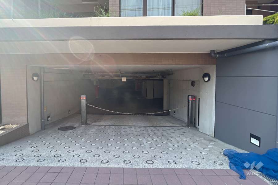 駐車場の出入り口（ロボットゲート付き）