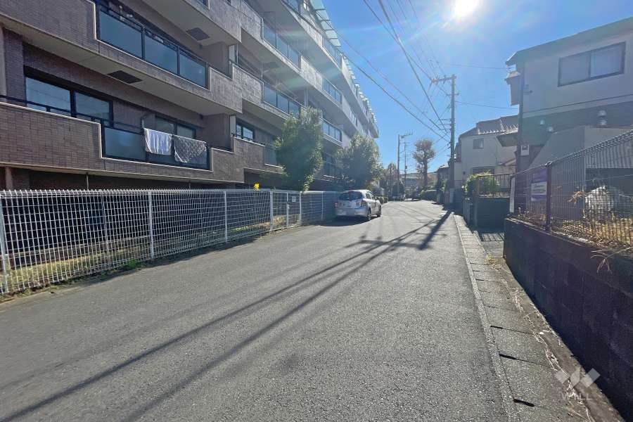 敷地西側の前面道路（北側から）