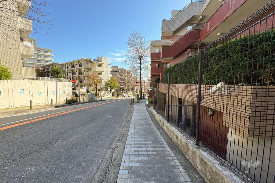 敷地北東側の前面道路