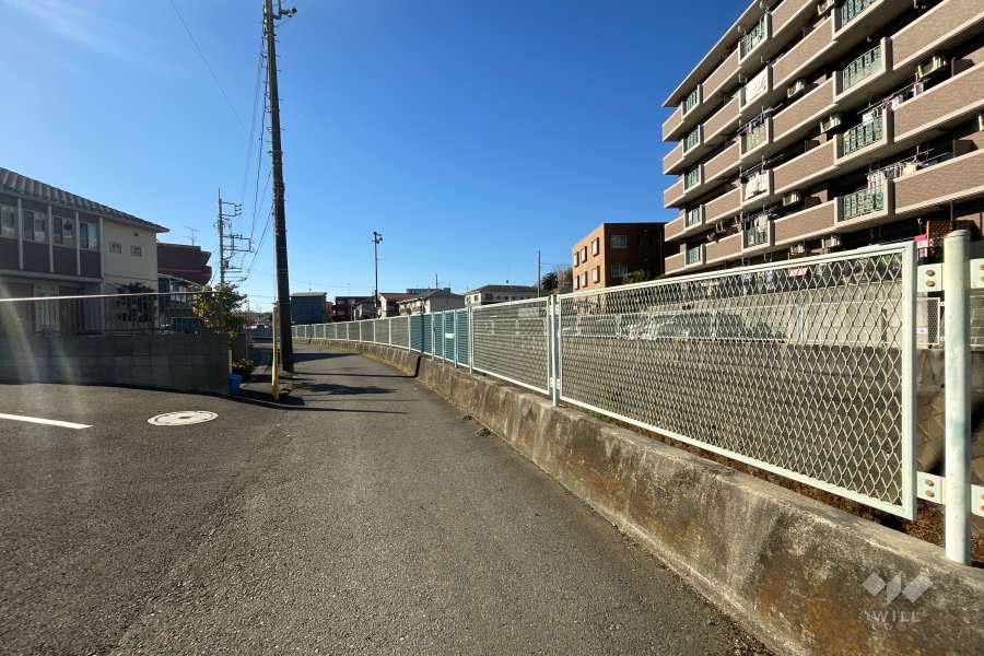 敷地の南東側前面道路（北東側から）