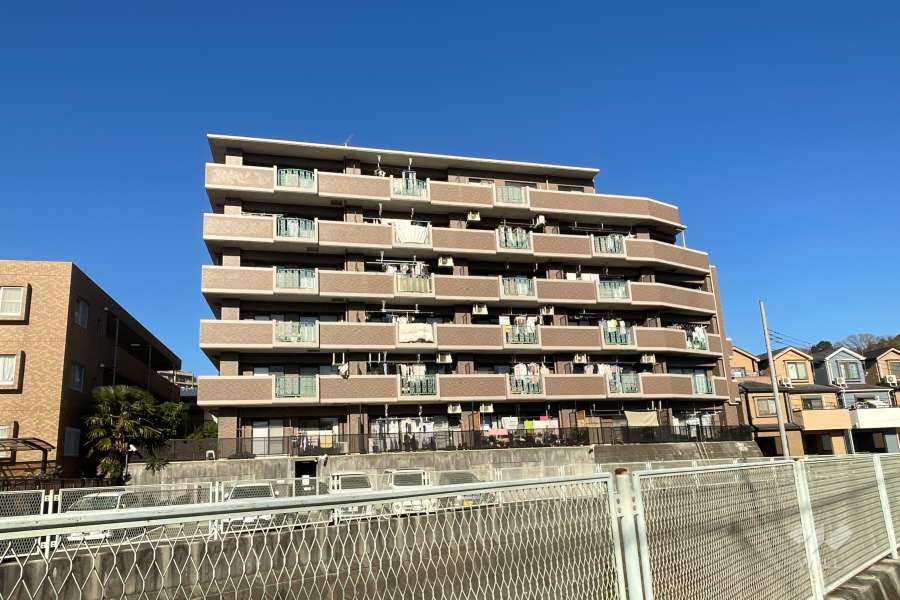 リベラル宮前平の外観（南西側から）