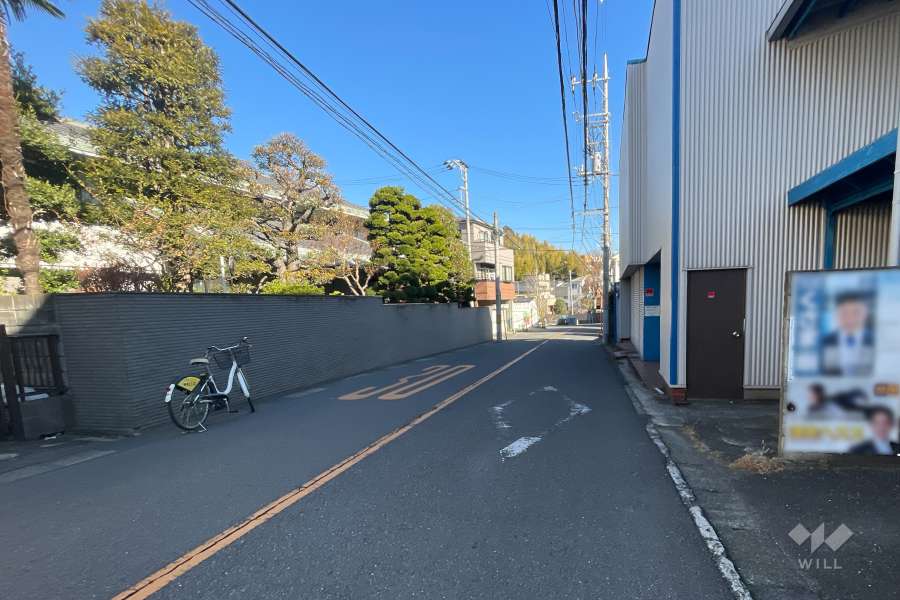 敷地の北西側前面道路（南西側から）