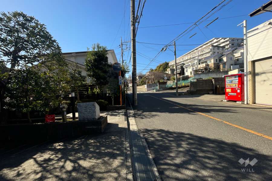 敷地の北西側前面道路（北東側から）