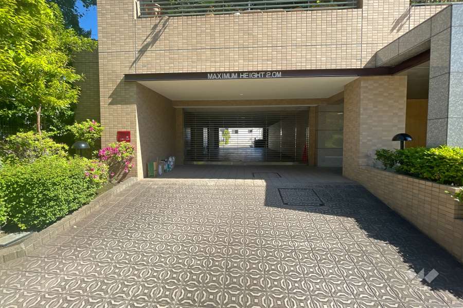 駐車場の出入り口（リングシャッター付き）