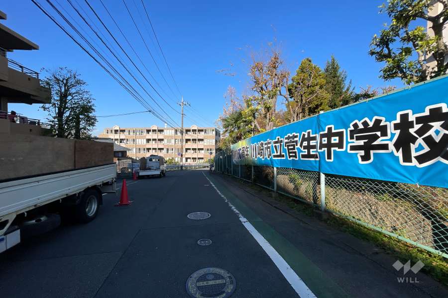 敷地東側の前面道路（南側から）