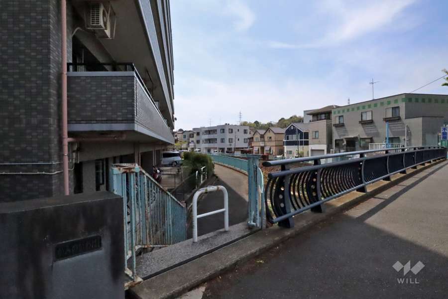 敷地西側は矢上川に面しています。