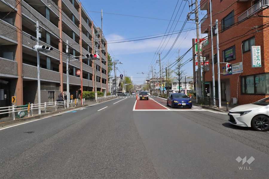 敷地東側の前面道路（南側から）
