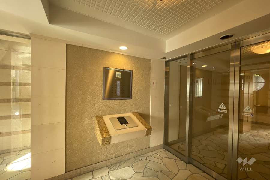 エントランスはオートロック付きです。