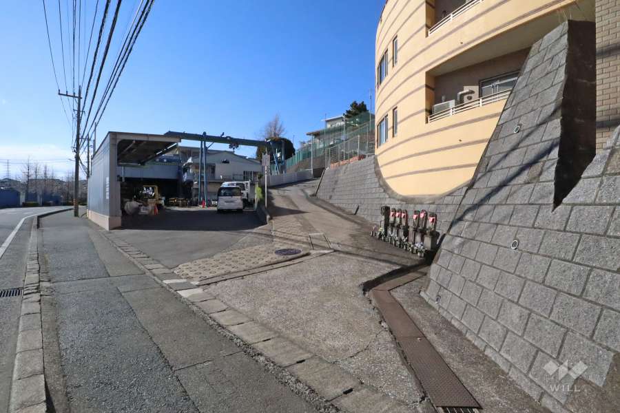 敷地南西側の前面道路（南東側から）