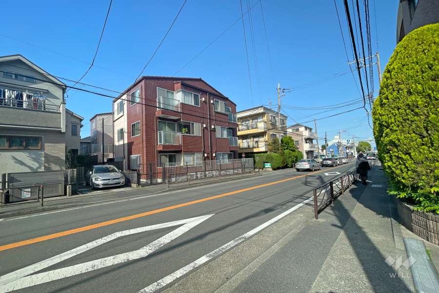 敷地北側の前面道路（西側から）