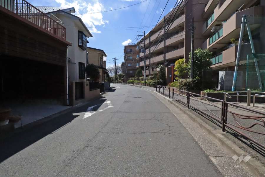 敷地東側の前面道路