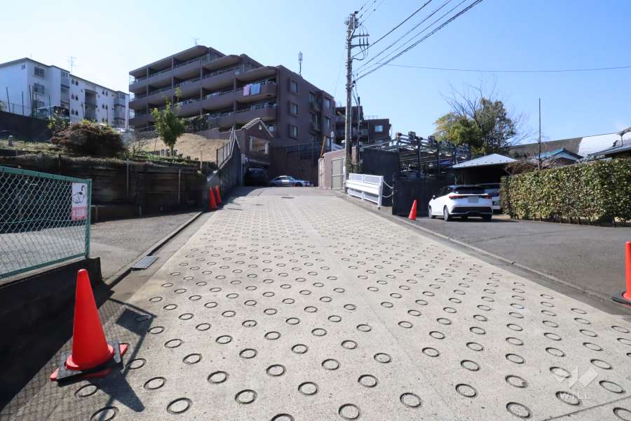 敷地北側の前面道路（東側から）