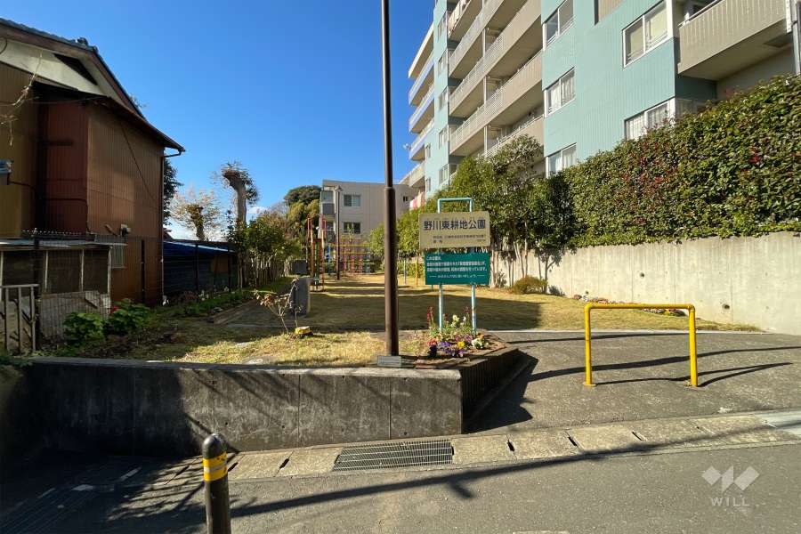 敷地に隣接する野川東耕地公園