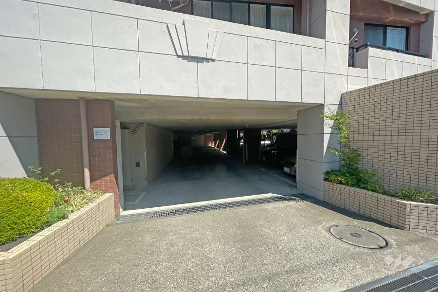 敷地内の駐車場入り口