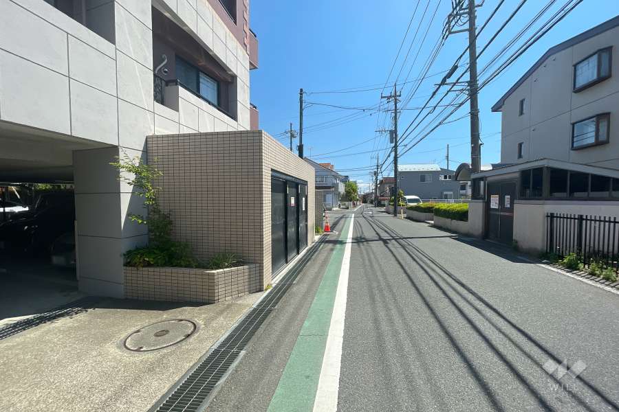 敷地南側の前面道路（西側から）
