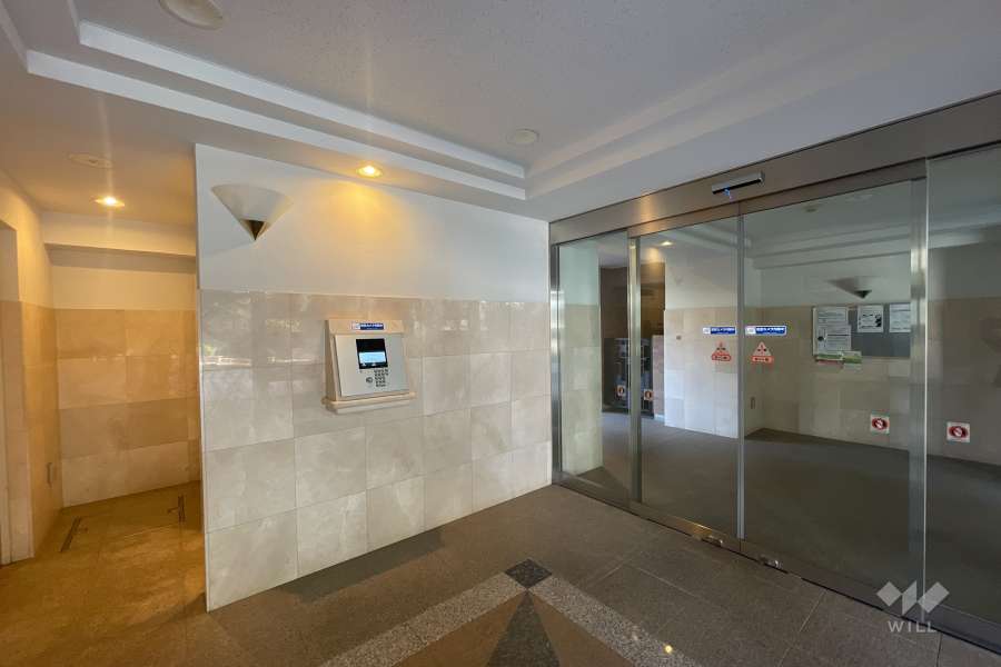 エントランスはオートロック付きです。