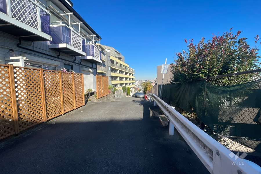 敷地の西側前面道路（北側から）