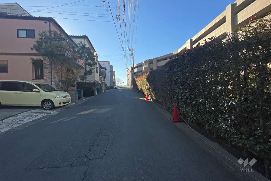 敷地西側の前面道路（北側から）