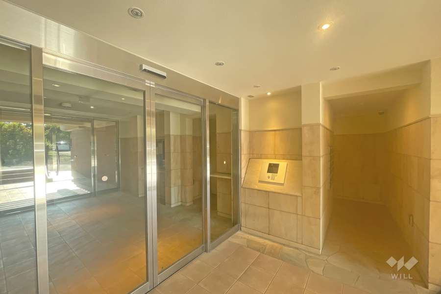 エントランスはオートロック付きです。